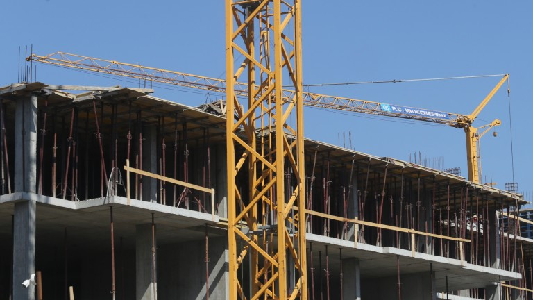 Спират строежа, при който строители по погрешка срутиха стена на