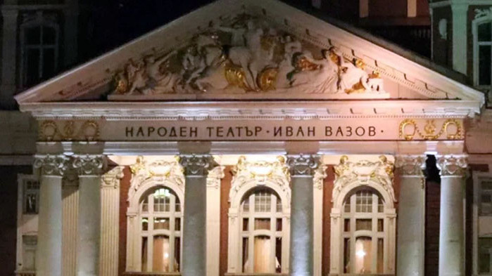 Трупата на Народния театър не протестира, защитава си директора