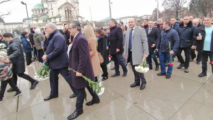 За националния празник: ГЕРБ поднесоха цветя и венци на паметника на Незнайния войн