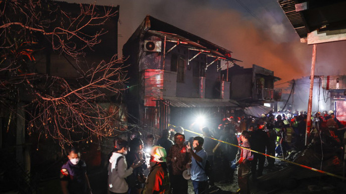 Най-малко 17 души загинаха при пожар в депо за съхранение