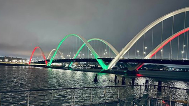 Осветиха мост във Вашингтон с цветовете на българския трибагреник (Видео)