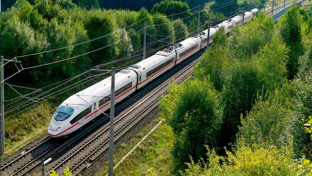 Германските железници Дойче бан ще екипират служителите във влаковете с