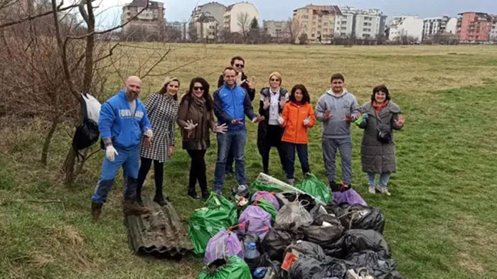 Предизборно Калина Константинова чисти в спортно-елегантни одежди