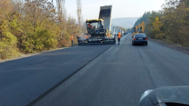 Асфалтът не е сирене, което да отрежеш точно до сантиметър. Проби