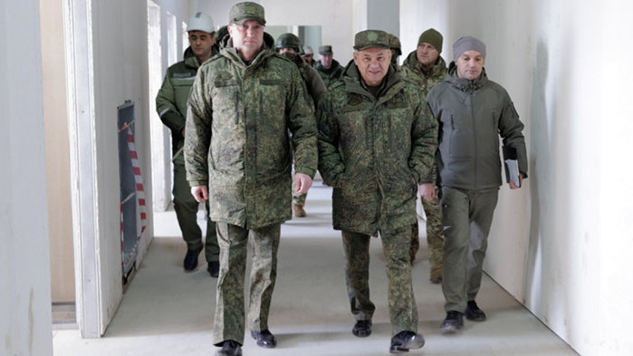 Шойгу разгледа руското строителство в Мариупол