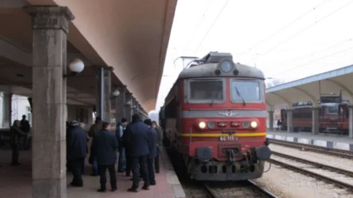 Машинист е получил указание да потегли на червен светофар от