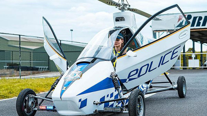 Представиха първата полицейска летяща кола (видео)