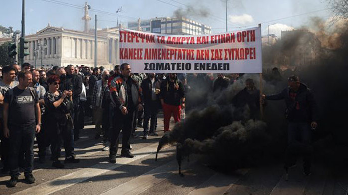 Хиляди работници на протести заради влакова катастрофа в Гърция