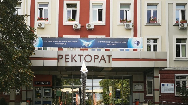 Мъж пострада при падане на мазилка в Техническия университет в София