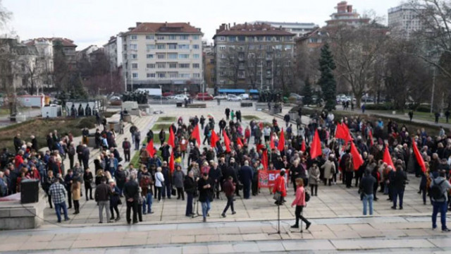 Множеството развява червени знамена Десетки граждани се включиха в протеста