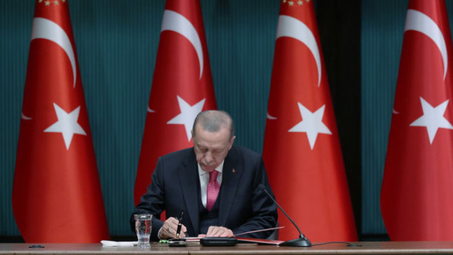 Президентът на Турция Реджеп Тайип Ердоган официално насрочи парламентарните и
