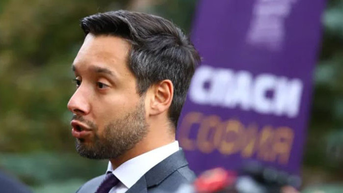 Младата журналистка от БНТ Флора Стратиева реши да направи проверка