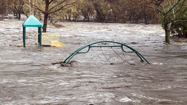 Най-малко двама загинали в бури и наводнения в Калифорния, 10 000 евакуирани