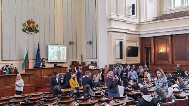 Парламентът отвори вратите си за граждани по повод 80 ата годишнина