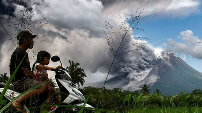 Индонезийският връх Мерапи, един от най-активните вулкани в света, изригна