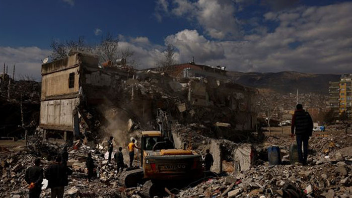 Пукнатината в стената на спалнята на Месут Муталибоглу е толкова