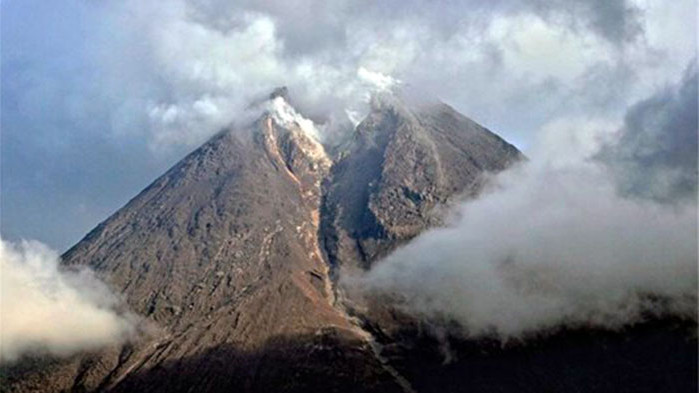Вулканът Мерапи на индонезийския остров Ява продължи да изригва, след