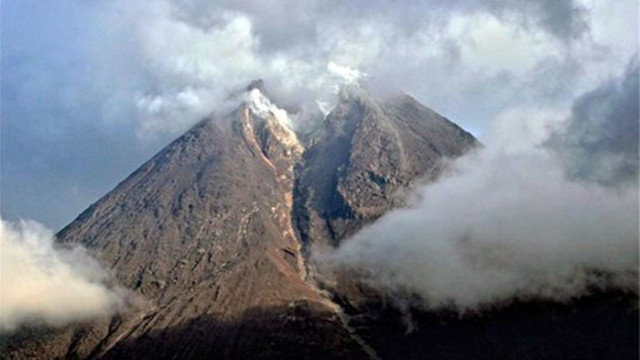 Вулканът Мерапи на индонезийския остров Ява продължи да изригва след