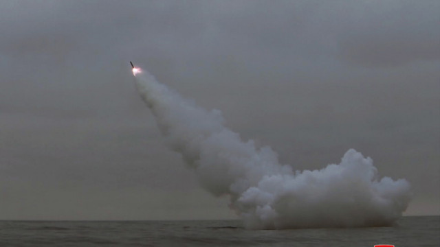 Северна Корея изстреля две ракети от подводница