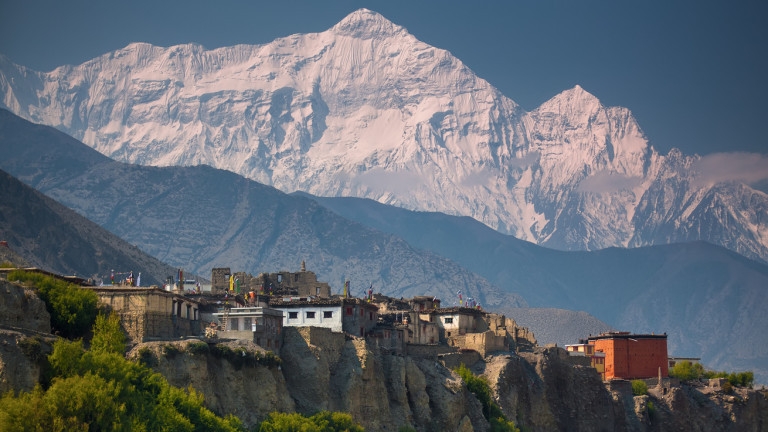 Правителството на Непал забрани самостоятелните преходи в цялата страна, съобщава CNN.