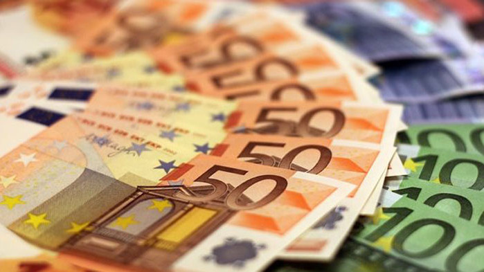 Курсът на еврото днес се понижи под 1,07 долара, след