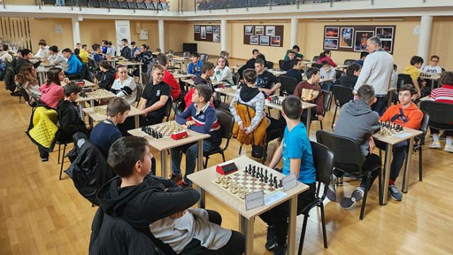12 училищни отбора взеха участие в шахматния турнир за Ученическа