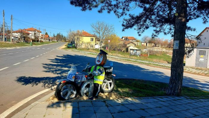 Полицаи охраняват денонощно варненското с. Здравец (СНИМКИ)