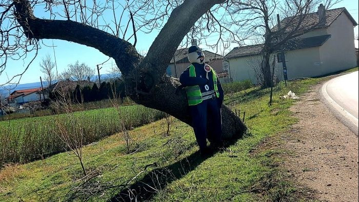 Полицаи охраняват денонощно варненското с. Здравец (СНИМКИ)