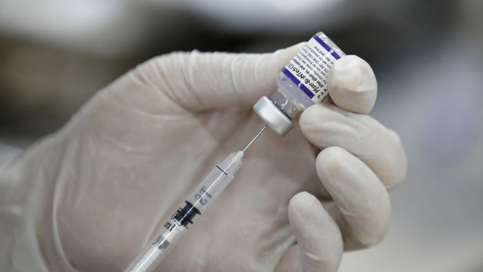 Американската фармацевтична компания Pfizer ще удължи своя договор за ваксина срещу COVID-19