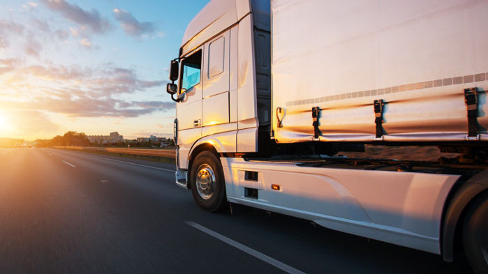 Тежкотоварен камион падна от мост, съобщава БНТ. Инцидентът е станал