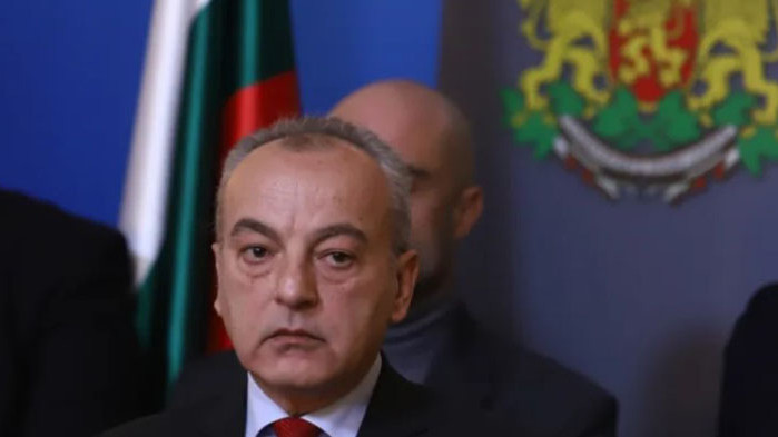 Извън Изборният кодекс, параванът е преграда и обикновено служи да