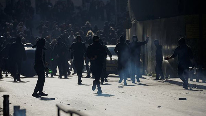 Полетите до и от Гърция спират, а корабите остават в