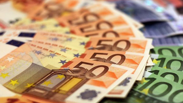 Еврото падна под 1,06 долара в междубанковата търговия