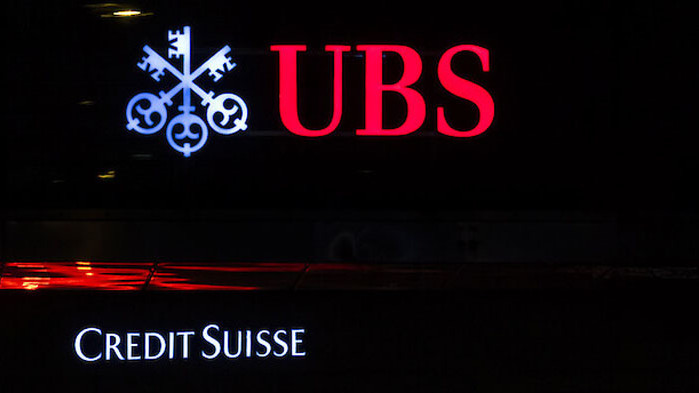 Банка UBS води преговори за придобиване на Credit Suisse