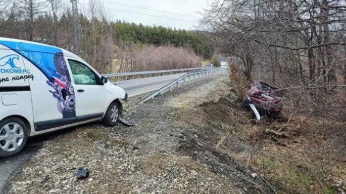 Втора катастрофа на пътя Симитли-Банско: Удариха се 4 коли, едната излетя от пътя