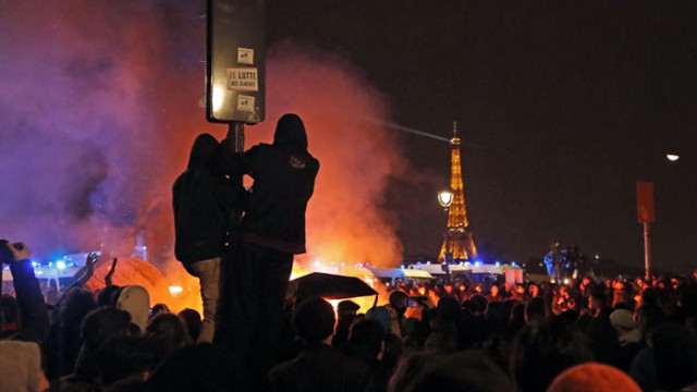 Властите във Франция забраниха протестите срещу парламента след втора нощ на