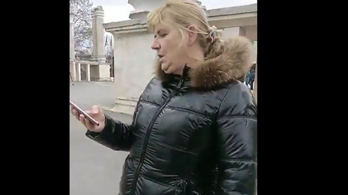 Татяна Кристи показва среден пръст и нарича идиот привърженик на „Възраждане“ (ВИДЕО)