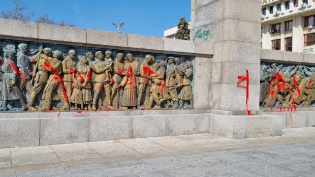С червена боя заляха паметника на Альоша в Бургас