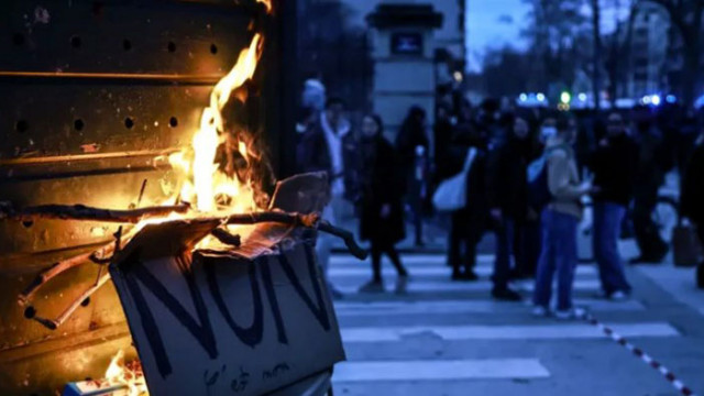 Недоволните запалиха купища боклуци в центъра на френската столица До