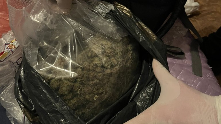 В апартамент в столичния квартал Люлин полицаите са открили букет от наркотични