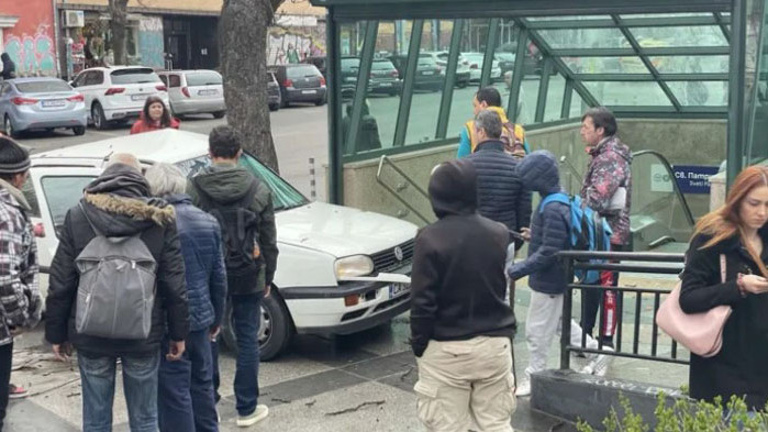 Сблъсък с дърво попречи на автомобил да влезе в метрото на „Патриарха“