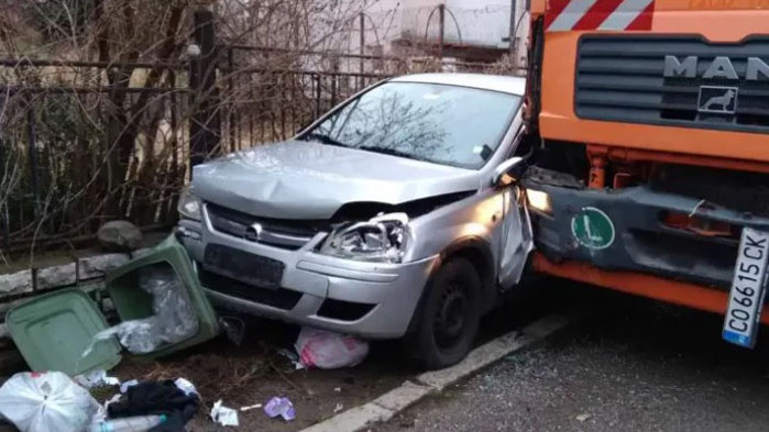 Камион за сметоизвозване удари 5 паркирани коли на улица в
