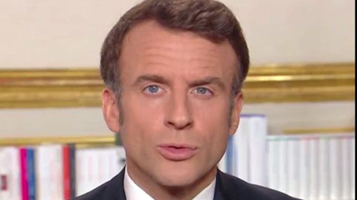 Френският президент Еманюел Макрон обяви днес, че крайно непопулярният във