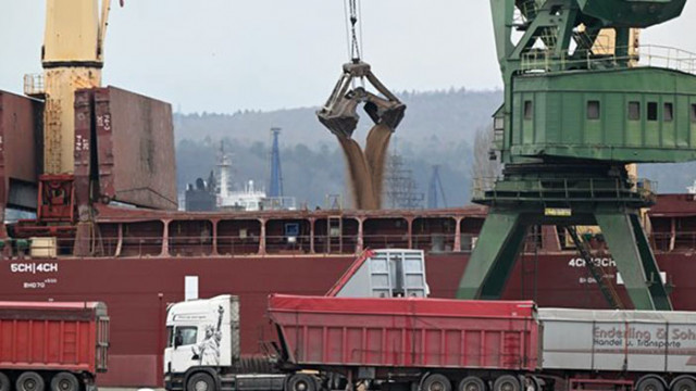 Кораби във Варна товарят зърно за Северна Африкa