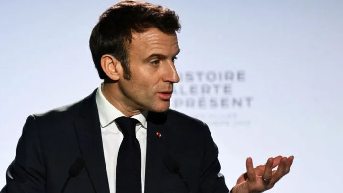 Френският президент Еманюел Макрон свали часовника си под масата в