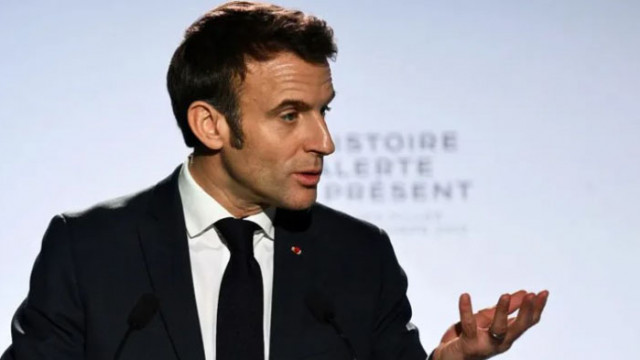 Френският президент Еманюел Макрон свали часовника си под масата в