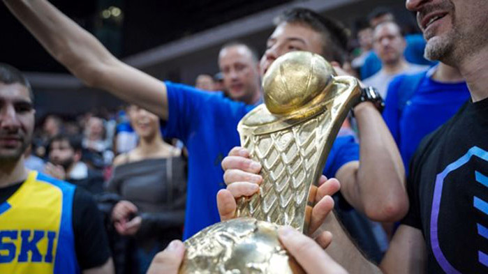 Баскетболният Левски подари трофея за победител в турнира за купата
