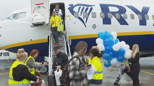 Първият редовен полет кацна на летище Бургас с 173 ма пътника