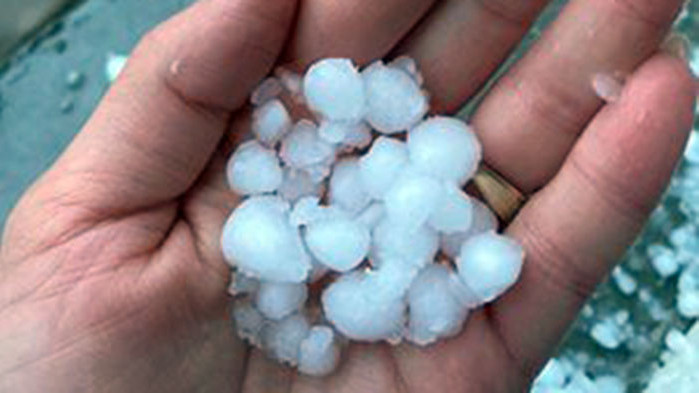 Тази сутрин, към 7 часа, 10 минути валя силна градушка.