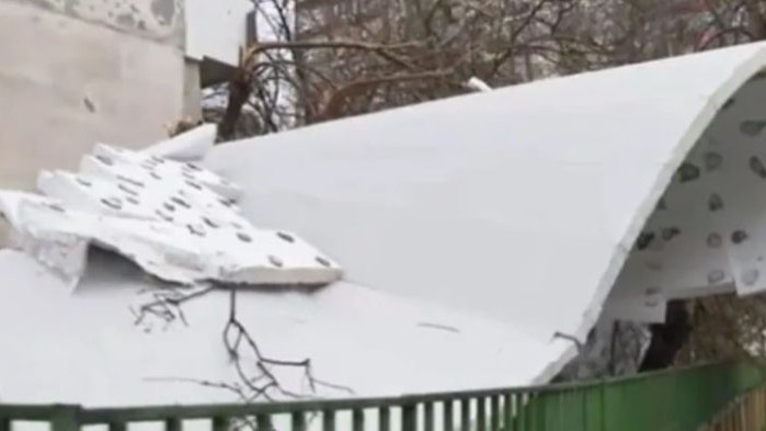 Не се виждат дюбели, с които да е била закрепена